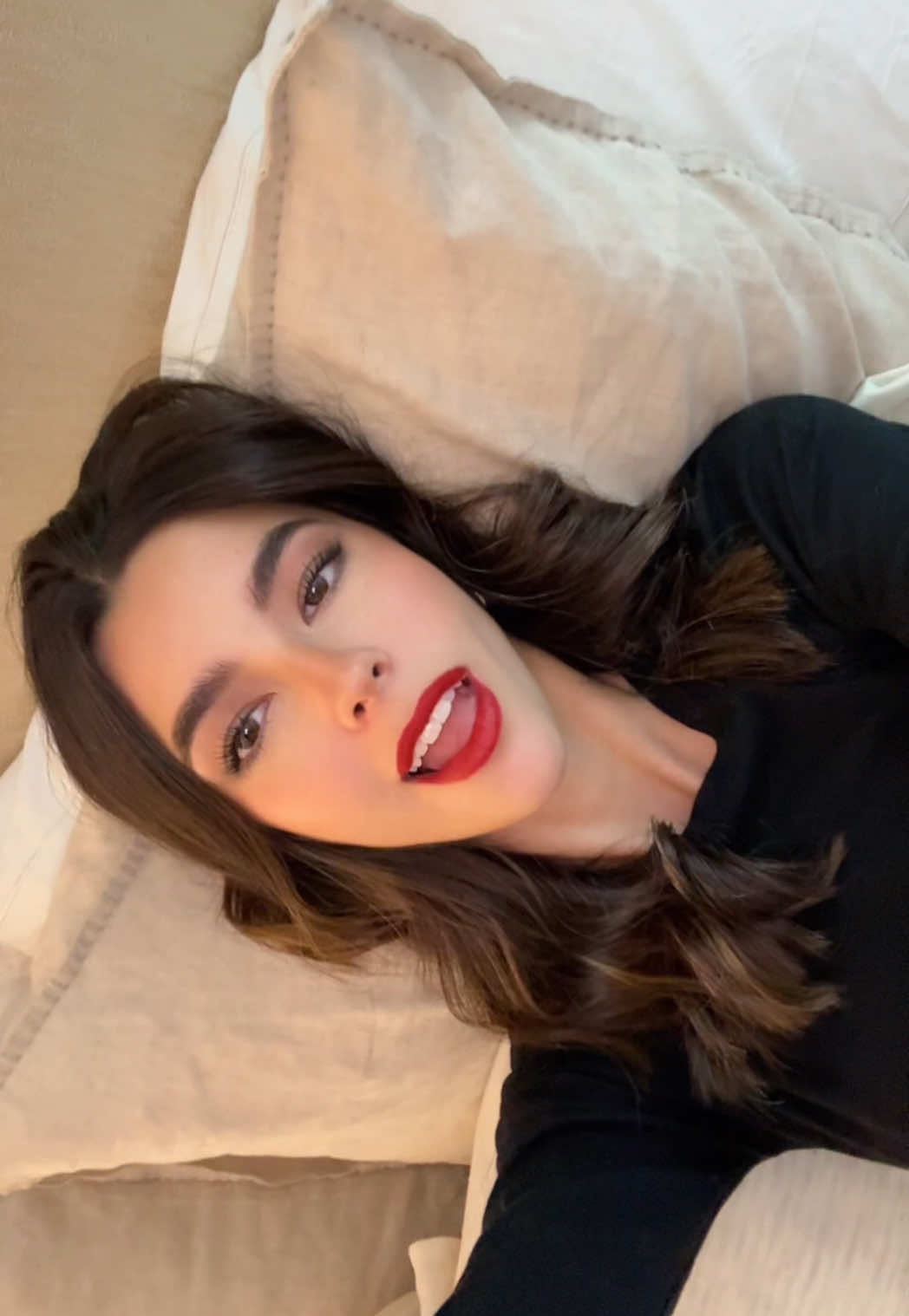 A post by @mariaacastaneda on TikTok caption: El mood del red lip 