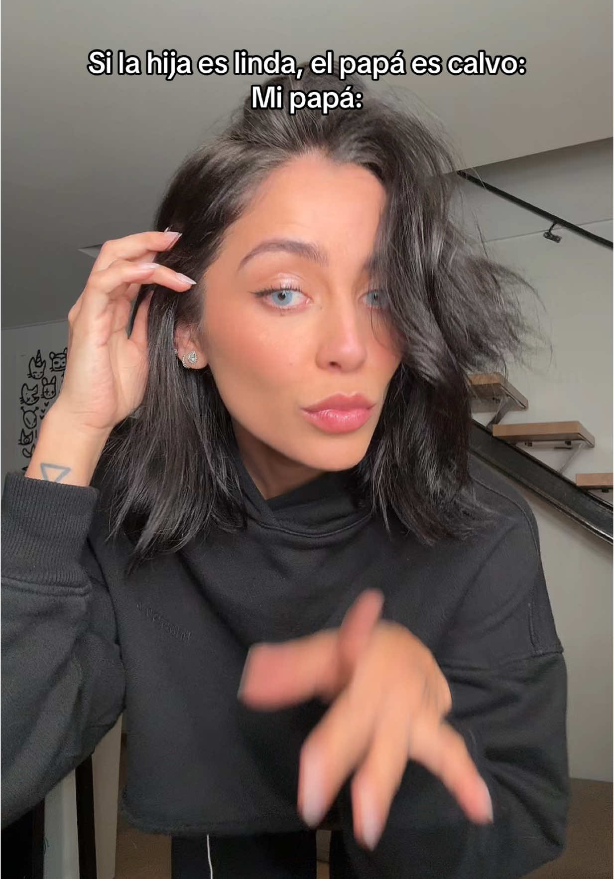 A post by @alebananaa on TikTok caption: Los reales saben de dónde salieron esos ojos azules falsos 🌝🫰🏻✨