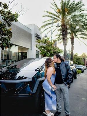 A post by @julio_nyc on TikTok caption: Me encontré a @Digital Clics Marketing las calles y me encantó el estilo de su cyber truck y le tomé estas bonitas fotos con su pareja! Me encantó su reacción y además trabajarán en algo para mi! #julio_nyc  #streetphotography  #losangeles #fotografia
