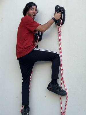 A post by @rickylemon99 on TikTok caption: Puedes escalar una pared como spiderman?