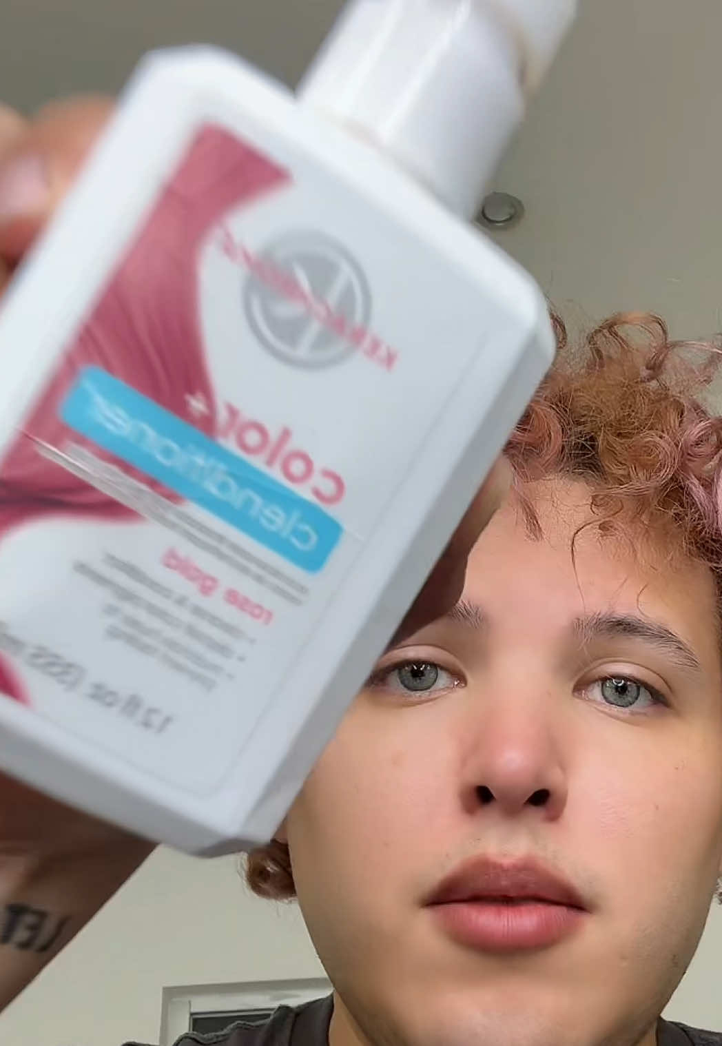 A post by @robdawe on TikTok caption: ¿Qué tal quedó? #klenditioner #rosegold