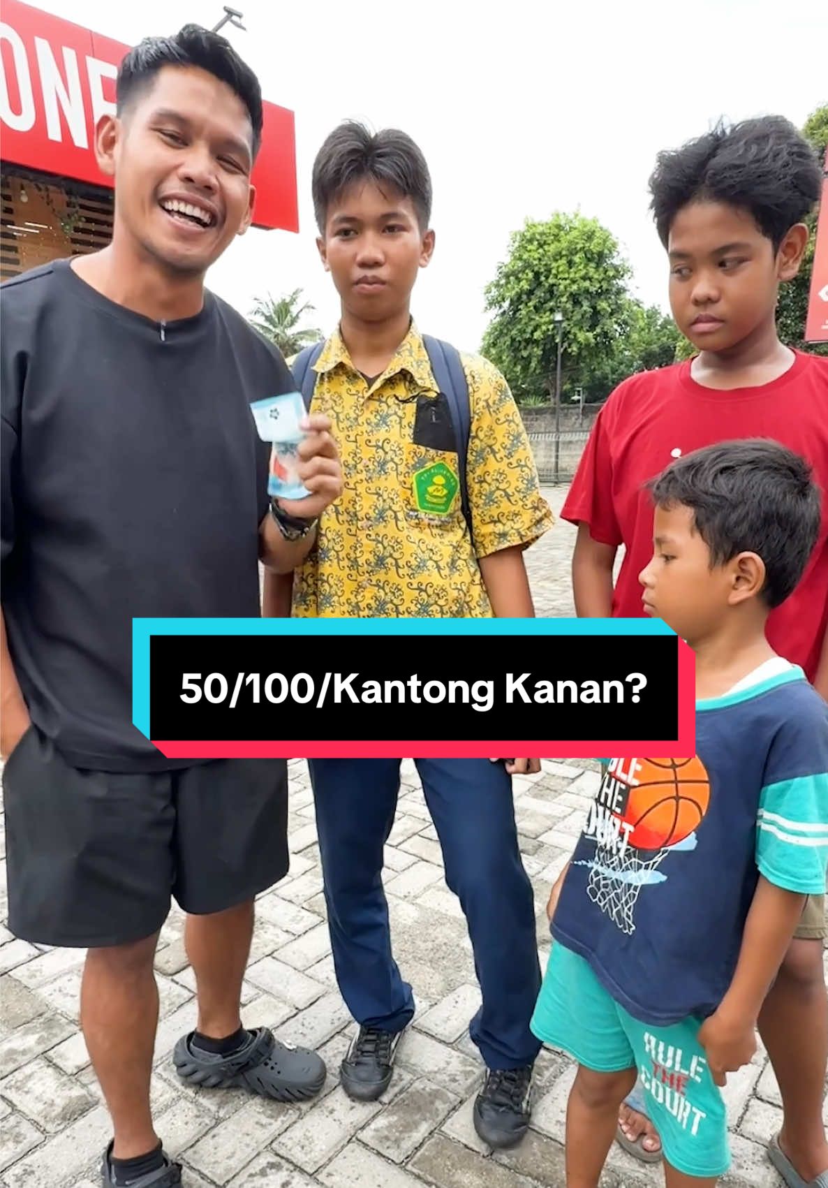 A post by @iben_ma on TikTok caption: Ada yang tau isi kantong kanan?