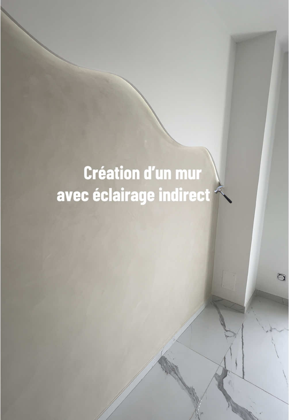 A post by @devissetavie on TikTok caption: un mur avec éclairage indirect pour une ambiance élégante et chaleureuse. Parfait pour un salon, une chambre ou même un bureau ! #RénovationMaison #MurDesign #ÉclairageIndirect #TravauxMaison #DIYMaison #HomeDesign #AmbianceLumineuse #Placo #ÉclairageLED #DécoModerne #AvantAprèsTravaux #RénovationIntérieure