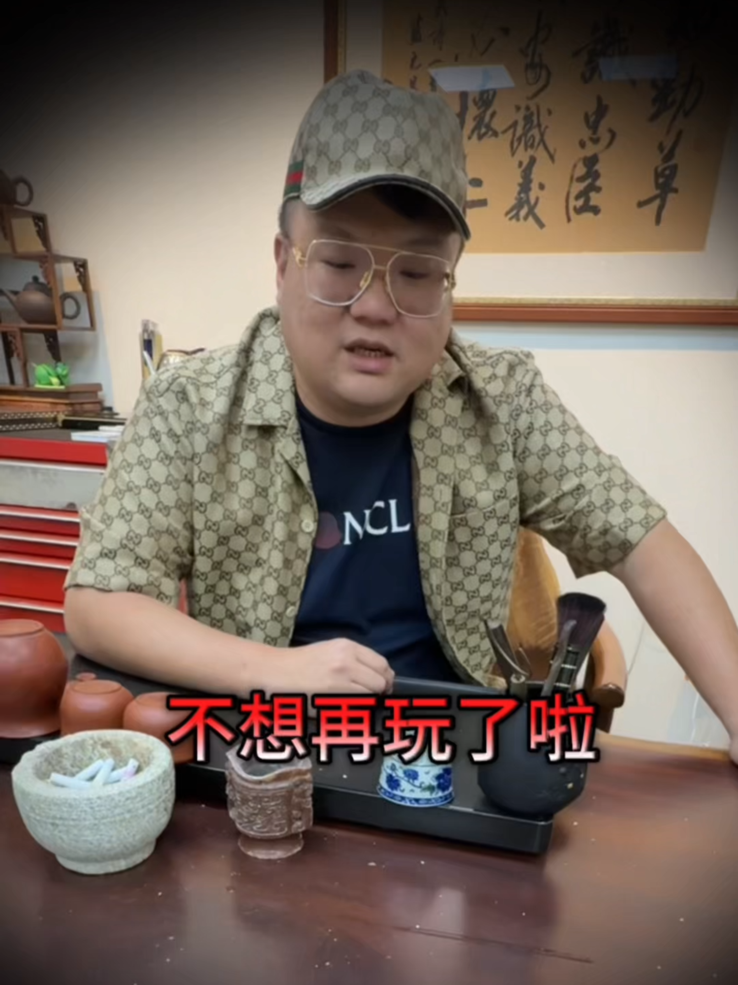 A post by @lloydlin999 on TikTok caption: 我在開會妹妹一直在偷玩手機? #快樂阿隆 #嚦咕麻將 #優惠碼DSLK