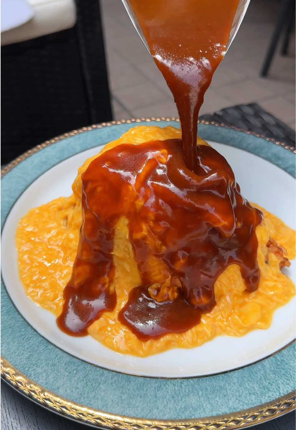 A post by @joker_gourmet on TikTok caption: カマンベールチーズを丸ごと使ったデミグラスオムライス🍳 【Sweet Check】 ◎カマンベールチーズぱっかーんオムライス 3,480円 肉肉しい手ごねハンバーグと丸ごとカマンベールチーズの上にオムレツをのせた贅沢な逸品！ たっぷりの芳醇なデミグラスソースとの相性抜群！ オープン当初よりも進化を遂げてさらに美味しくなってました🤤 スタッフさんが目の前でオムレツにナイフを入れてぱっかーんしてくれるので、カメラの準備をお忘れなく📷 #東京グルメ #東京ランチ #japanesefood #tiktokfood 