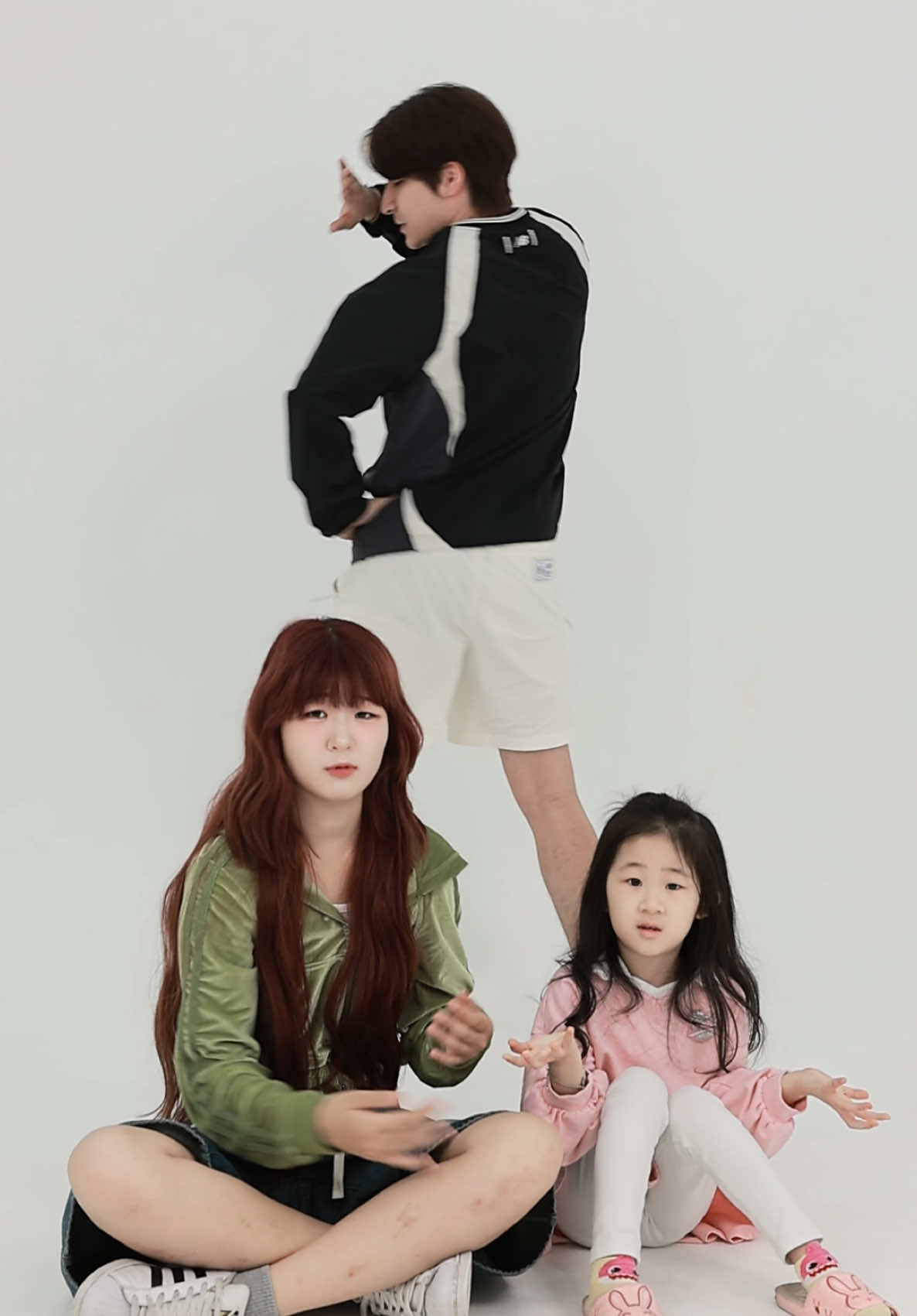 A post by @jadega_98 on TikTok caption: 나도 같이 놀아주라.. #제이드 #jade #서이브 #지은이 #잠파티티 @서이브 (seoeve_official) 