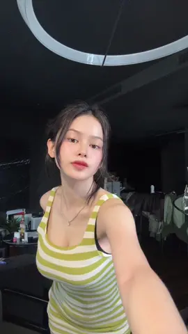 A post by @_lauryyn on TikTok caption: 💅🏻🔁