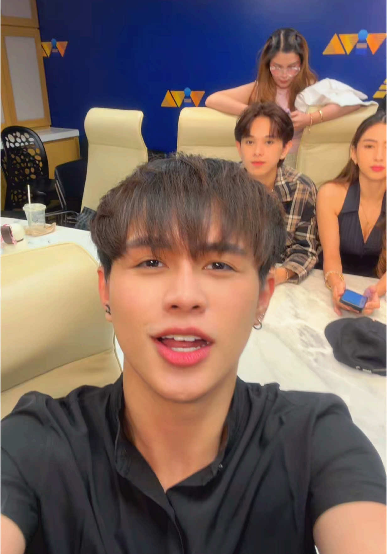 A post by @yanyandejesus1 on TikTok caption: HAHAHA 😂 @Jastine Lim 🧚🏻‍♀️ @sara joe @Rafa Victorino @Ethan David #amnse 