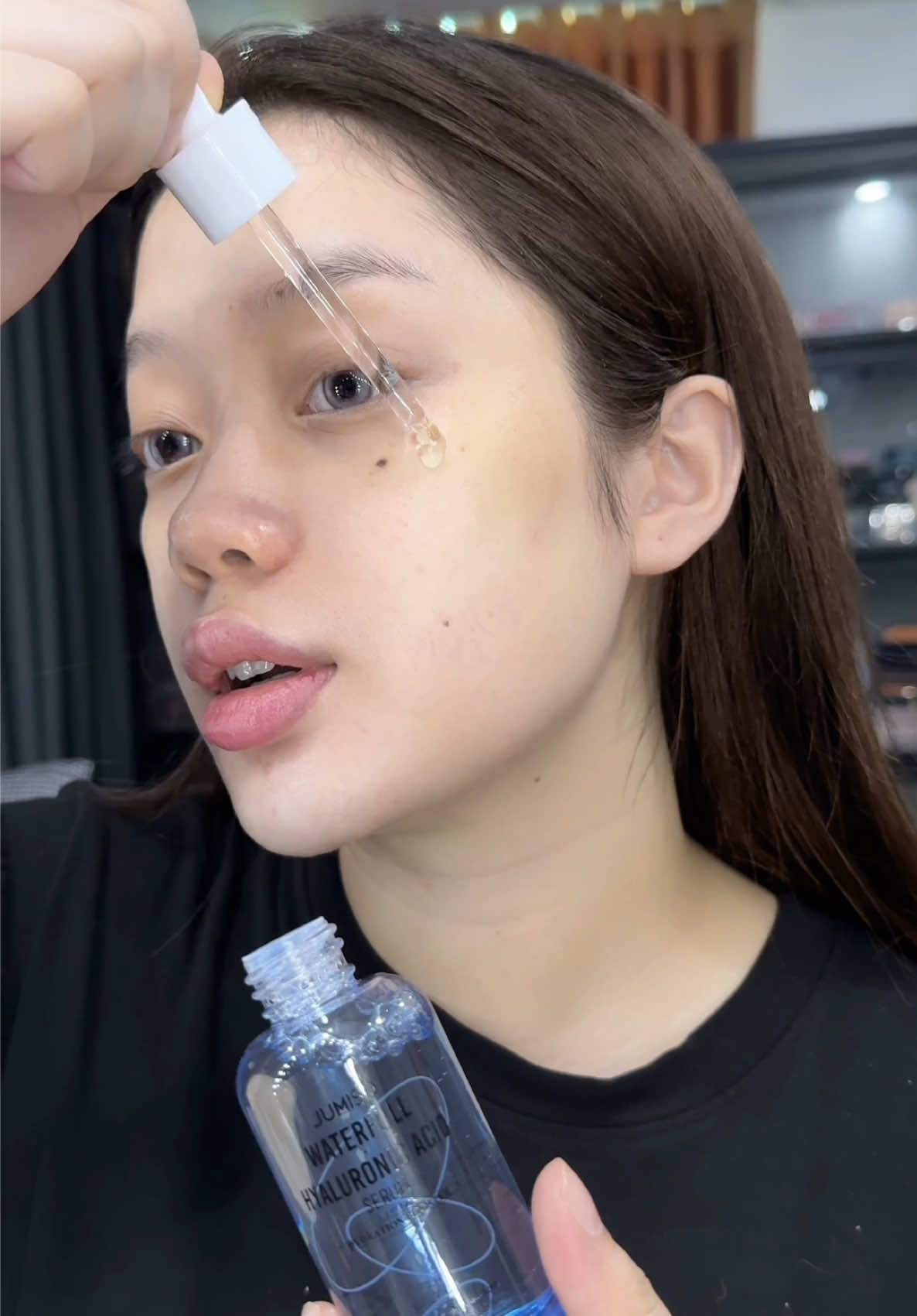 A post by @_inlil on TikTok caption: Hôm nay lại cùng tui chăm sóc da mặt trước khi makeup, 1 cách để giúp lớp makeup căng bóng #inlil #makeup #jumisovn #serumha #tonerha 