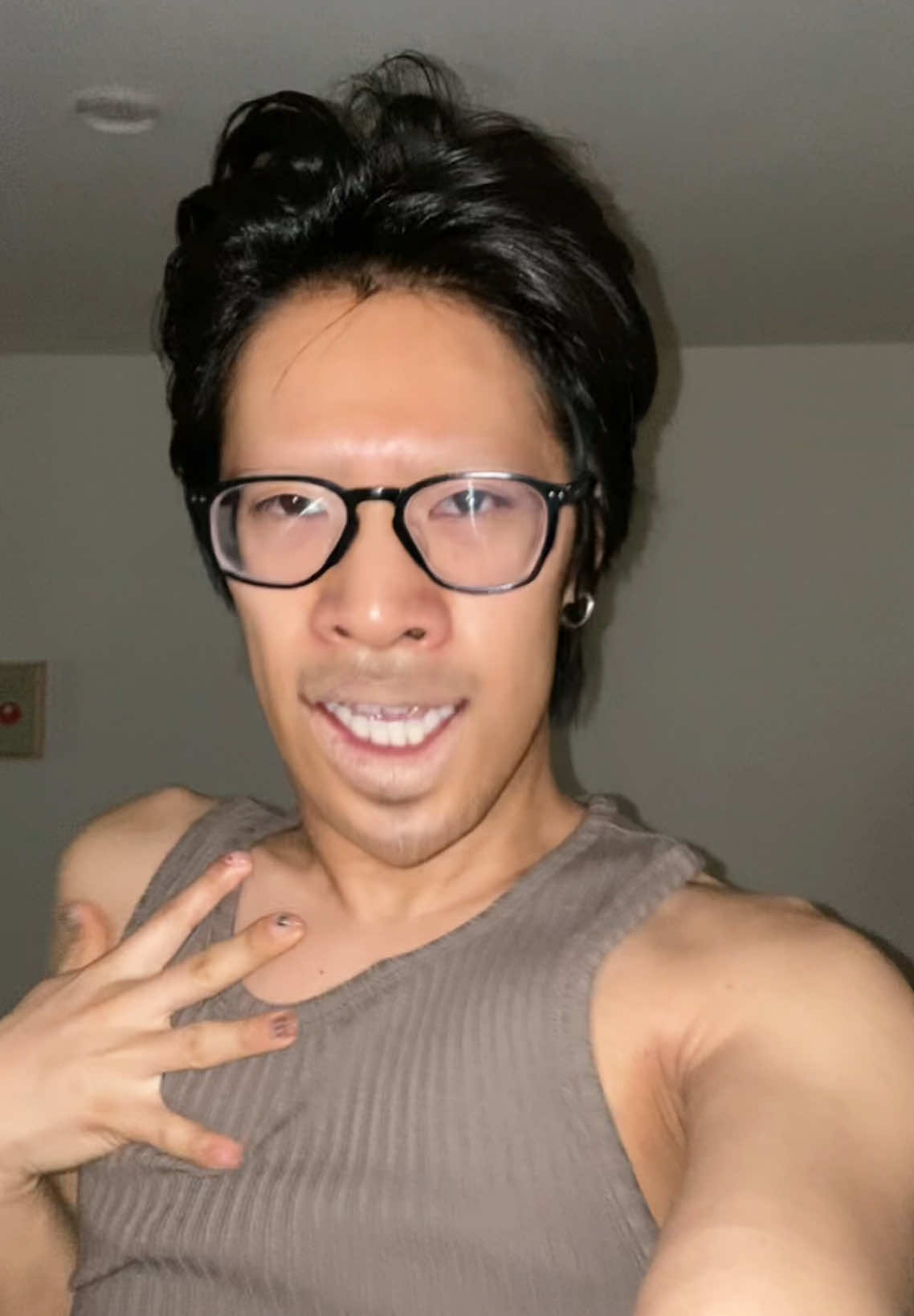 A post by @oshima_ on TikTok caption: eeeeeee 😬