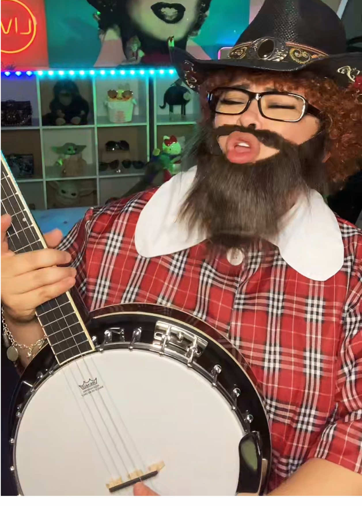 A post by @vanluc.7 on TikTok caption: How I feel every time I sing as MR.VanJangles @jackblack #jackblack #jackblacktwin #fypedit #captureyourfavoritemoment #karaokenight #sillylittlekitty #trending #viralvideo 
