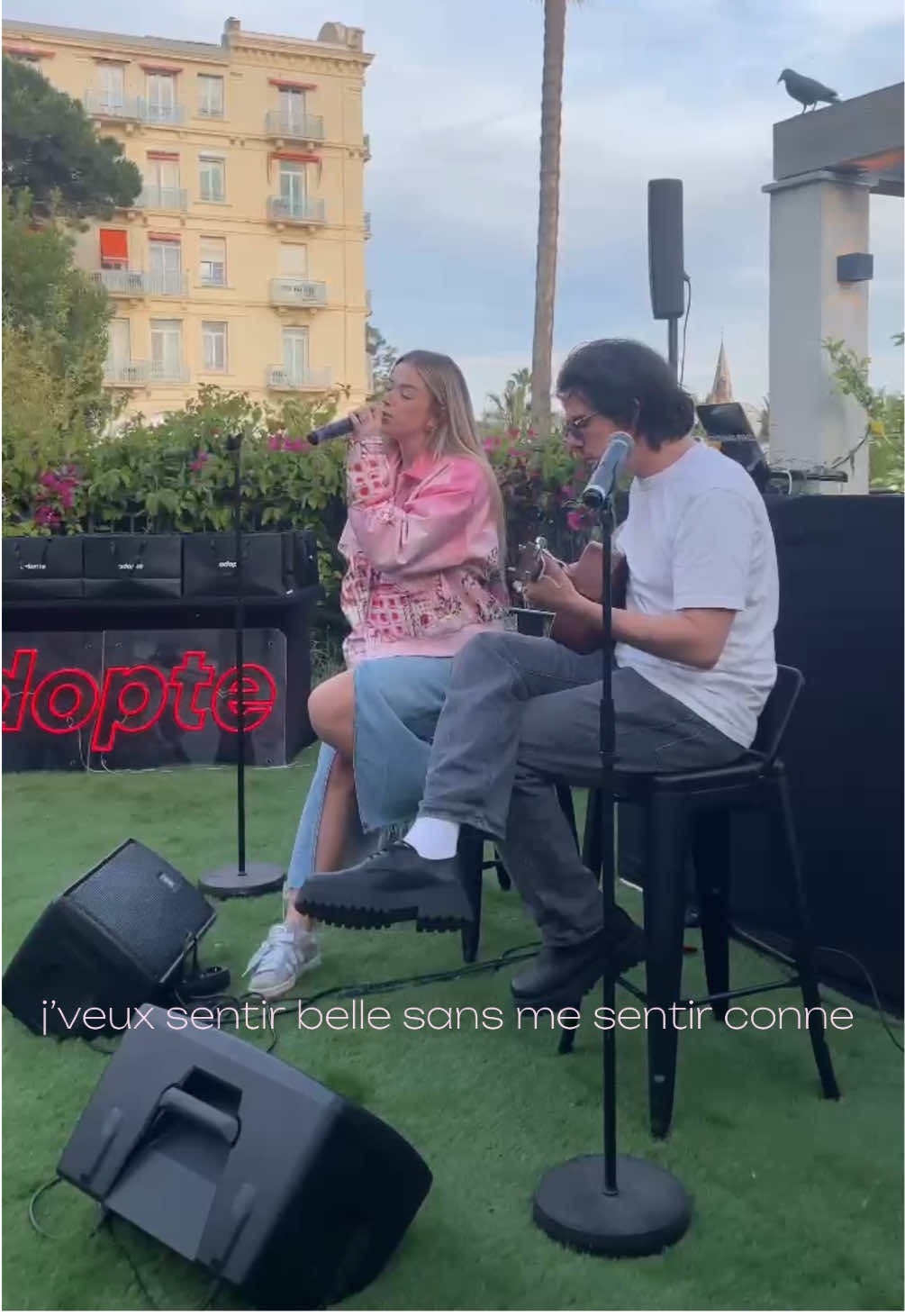 A post by @emmaaamusic_ on TikTok caption: un peu de live acoustique 🎀💛  #pourtoii #barbiebyemma #fyp #videoviral #staracademy2024 #newmusic #acoustic #live 