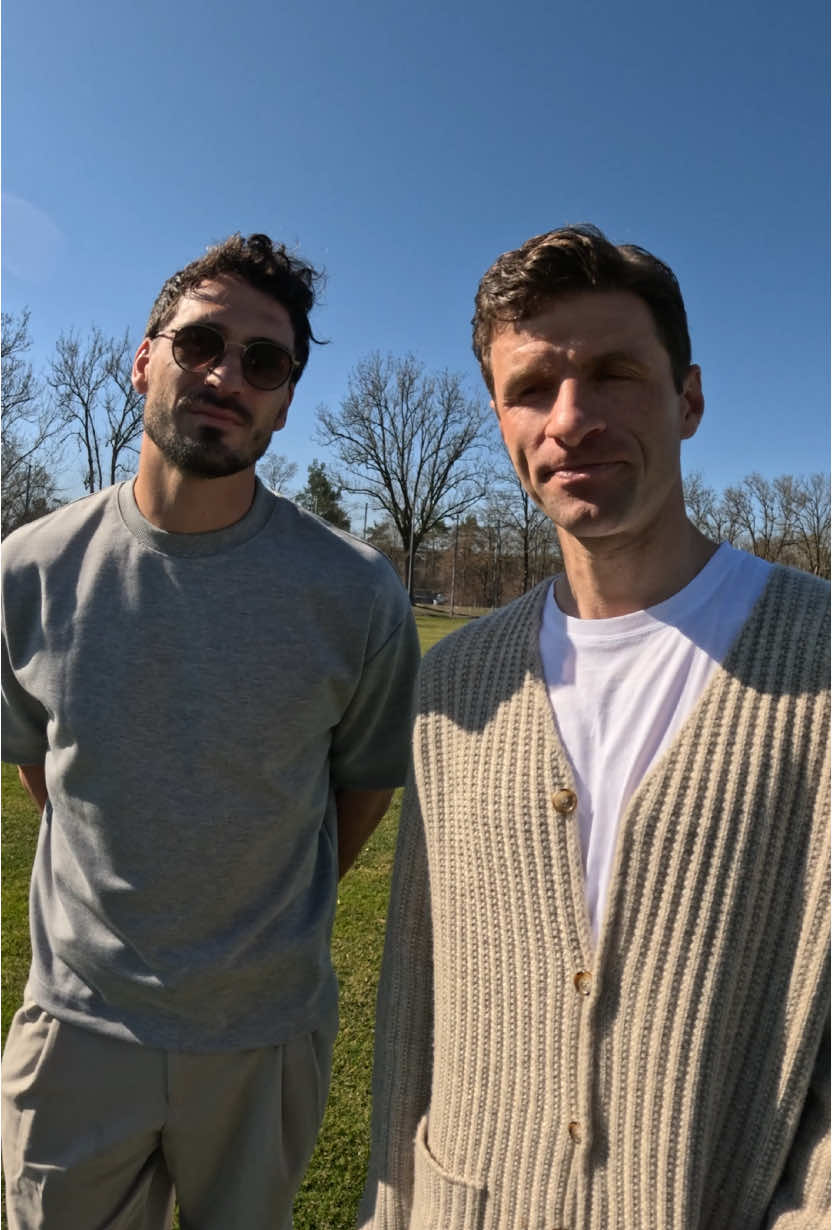 A post by @esmuellert on TikTok caption: Bist du auch ein Fan der #ThoMats Challenge? In so vielen Kommentaren, habt ihr gefragt, wann es wieder soweit ist.  Die Antwort: JETZT! #thomatschallenge #esmuellert #matshummels #cornhole 