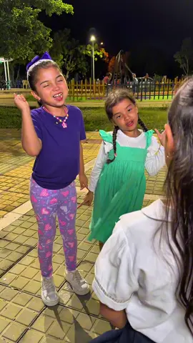 A post by @florezlinis1 on TikTok caption: Se ríen porque tiene uniforme roto 