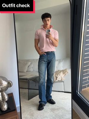 A post by @justboggi on TikTok caption: Los polos rosas están infravalorados 