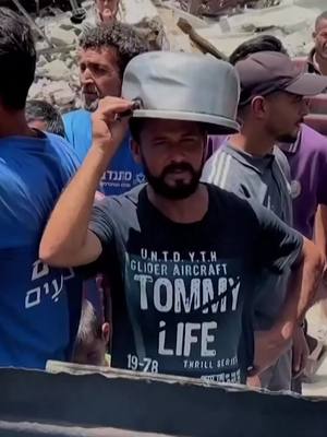 A post by @lemondefr on TikTok caption: Dans la bande de Gaza, Israël bloque l’accès de l’aide humanitaire depuis depuis le 2 mars 2025. Un père gazaoui nous explique son parcours du combattant pour trouver de quoi nourrir les siens.