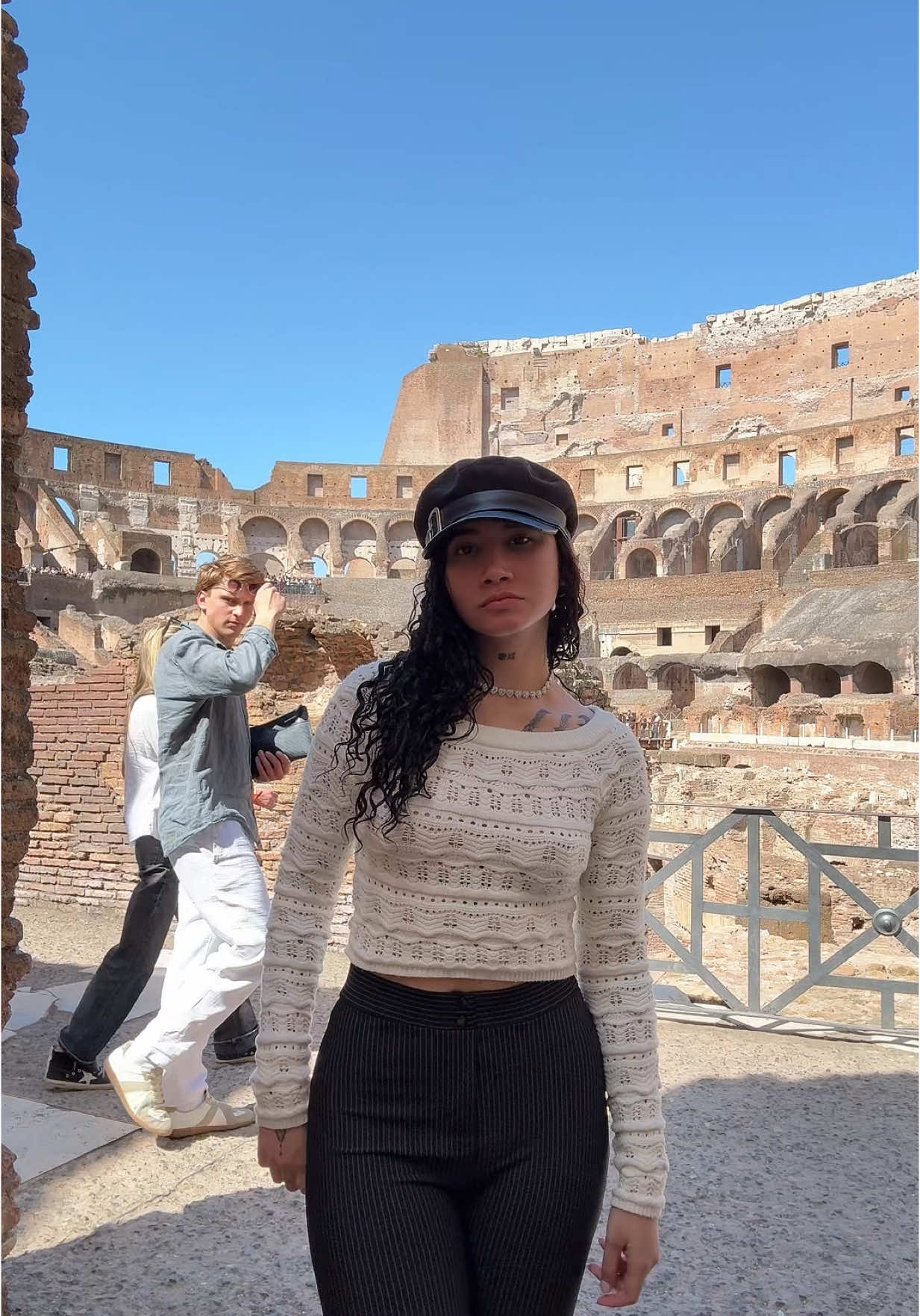 A post by @byniart on TikTok caption: Saben de qué película es? 👀 Casi no aguantaba la risa, pero tenía que hacer este video 😂