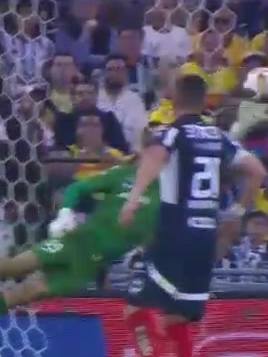 A post by @cuentameloyatv on TikTok caption: El melodrama deportivo: “Los dos santos”. @joseangelsa #cuéntameloya #futbol⚽️ #paratii 