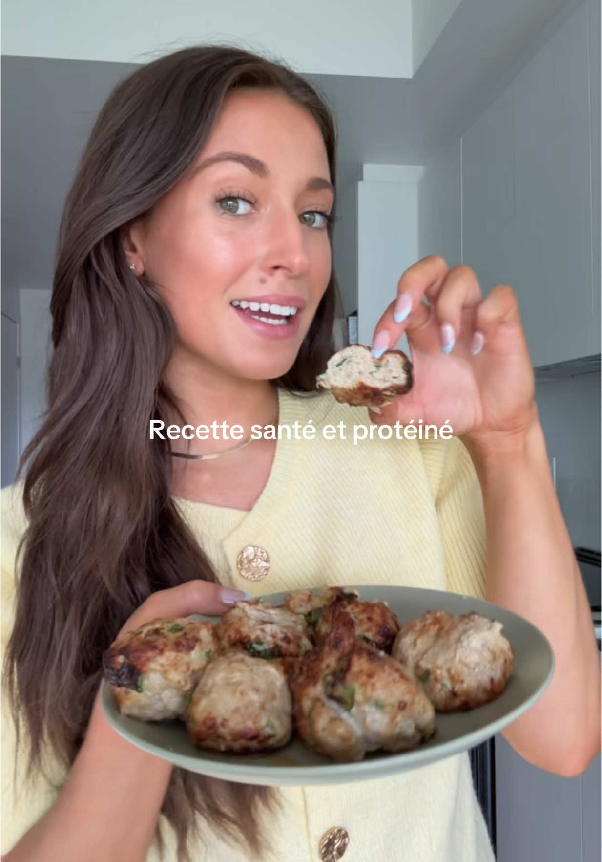 A post by @solenelucass on TikTok caption: Idée de recette protéiné & santé : Les boulettes de dinde 🤩 🍴 Recette :  -450g de dinde haché  -Oignons verts  -1 oeuf  -Épices au choix -Sriracha aux cornichon (Silly Billy ) disponible chez @Shop Santé "SOLENE10" - Chapelure (optionnel) Cuisson :  Air frier: 400 pendant 20 min (10/ côtés)  #qc #food #protein #healthy 