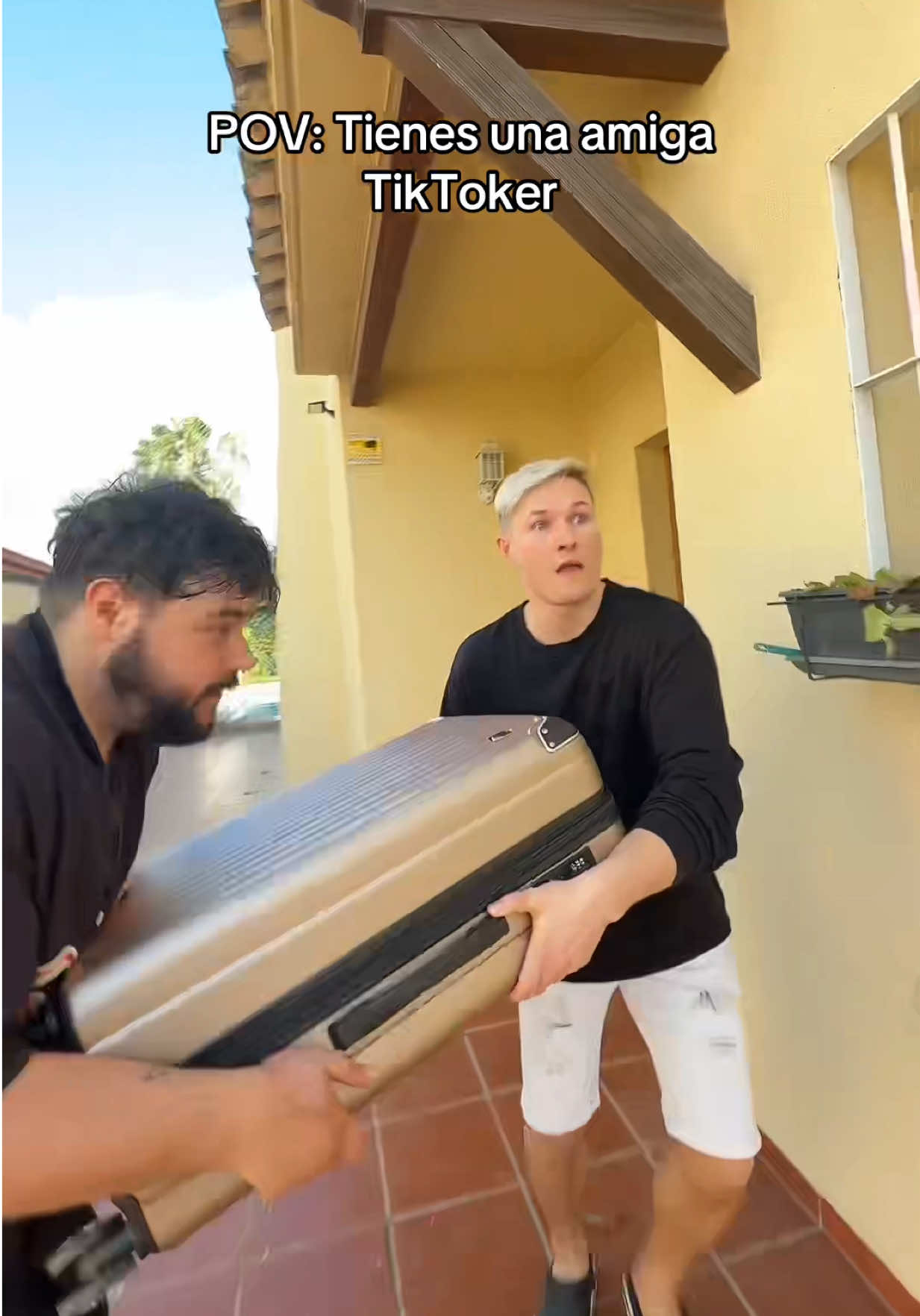 A post by @skyandtami on TikTok caption: Nadie ha visto nada 😂 | @𝑽𝒆𝒓𝒈𝒂𝒓𝒂 