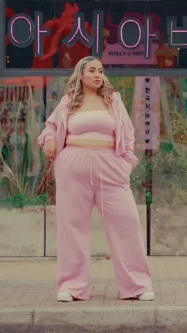 A post by @soymaaleja on TikTok caption: Que outfit debería usar hoy! Me ayudan a escoger 🥹😍 #parati #soymaaleja #fyp 