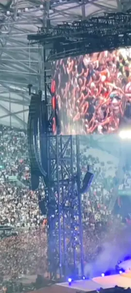 A post by @mydjack on TikTok caption: JuL se promène dans la foule et sert les mains de sa team. Il faut le faire. #CapCut #bandeorganisé #velodrome #concert #fyp #jul 