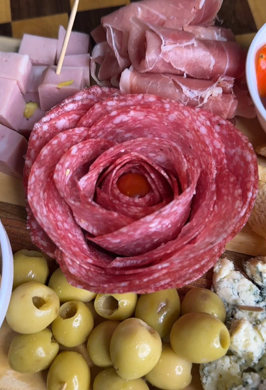 A post by @brutacocina on TikTok caption: PROBANDO RECETAS VIEALES  flor de salame  No te pierdas ninguna de mis recetas 
