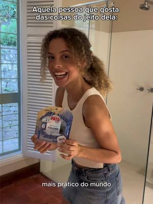 A post by @larissagloor on TikTok caption: Ela acha que só ela sabe fazer tudo kkkkk  Mas existem coisas tão práticas que não tem como contrariar! O novo Pato Gel Adesivo transforma o vaso a cada descarga: colore a água, perfuma e dá aquela sensação de banheiro sempre limpinho. É só aplicar e pronto — rapidinho, sem complicação! Não tem nem como errar! Deixa a onda azul invadir aí também 💙 @BrasilPato  #TemPatoTaLimpo