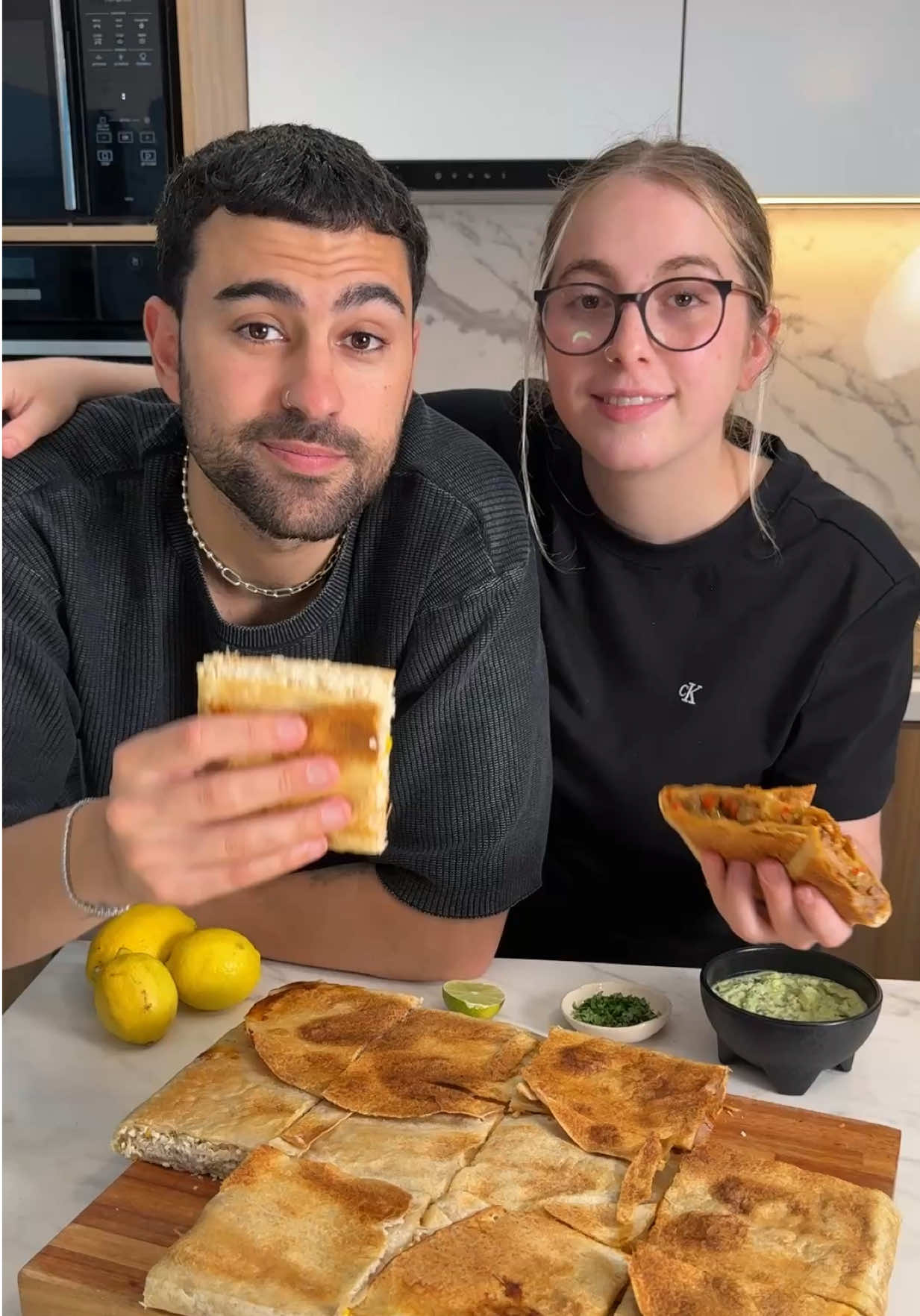 A post by @lasrecetasdesimon on TikTok caption: NOCHE DE QUESADILLAS: para tu próxima juntada con amigos 🧀 • Hoy venimos con una receta no solo riquísima pero ademas rendidora. Cuando vengan muchos amigos a comer a casa, en vez de hacer las quesadillas una por una, hacelas así. Te ahorras mucho tiempo. Y te aseguro, que vas a ser el mejor anfitrión ❤️ • 𝕀𝕟𝕘𝕣𝕖𝕕𝕚𝕖𝕟𝕥𝕖𝕤: 🧑🏻‍🍳PRIMER RELLENO👩🏼‍🍳 • 3 Pechugas de Pollo 🍗  • 1 Lata de Choclo 🌽 • 1 Cebolla Morada 🧅  • 1 Puñado de Cilantro 🌿  • 1 Puñado de Queso 🧀  • Mostaza Natura  • 🧑🏻‍🍳SEGUNDO RELLENO👩🏼‍🍳 • 1kg Carne 🥩  • 1 Cebolla 🧅  • 1 Morrón rojo • 1 Morrón verde🫑 • 3cdas de Ketchup Natura  • 1cda de Salsa Inglesa  • Aceite en Aerosol Natura  • c/n Tortillas • Quesito 🧀  • No te olvides de los escarbadientes para que no se levanten las tortillas. Sumale una salsita y un guacamole 🥑 y tenés una noche de quesadillas que a todos les va a encantar 🤩 • #quesadillas #comidamexicana 