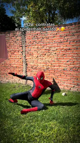 A post by @lucasvarelaaaa on TikTok caption: Nooooo el hombre que araña🤣❌#humor #comedia #paratii @Marcos Mendoza956 