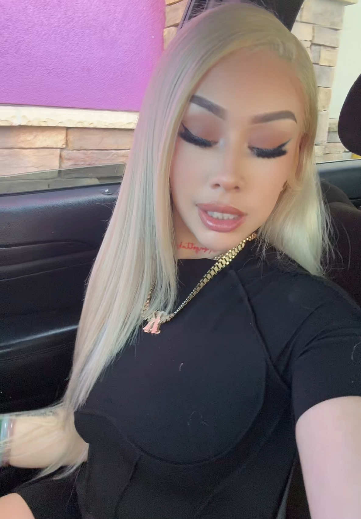 A post by @moneykbbyy on TikTok caption: 💋💋