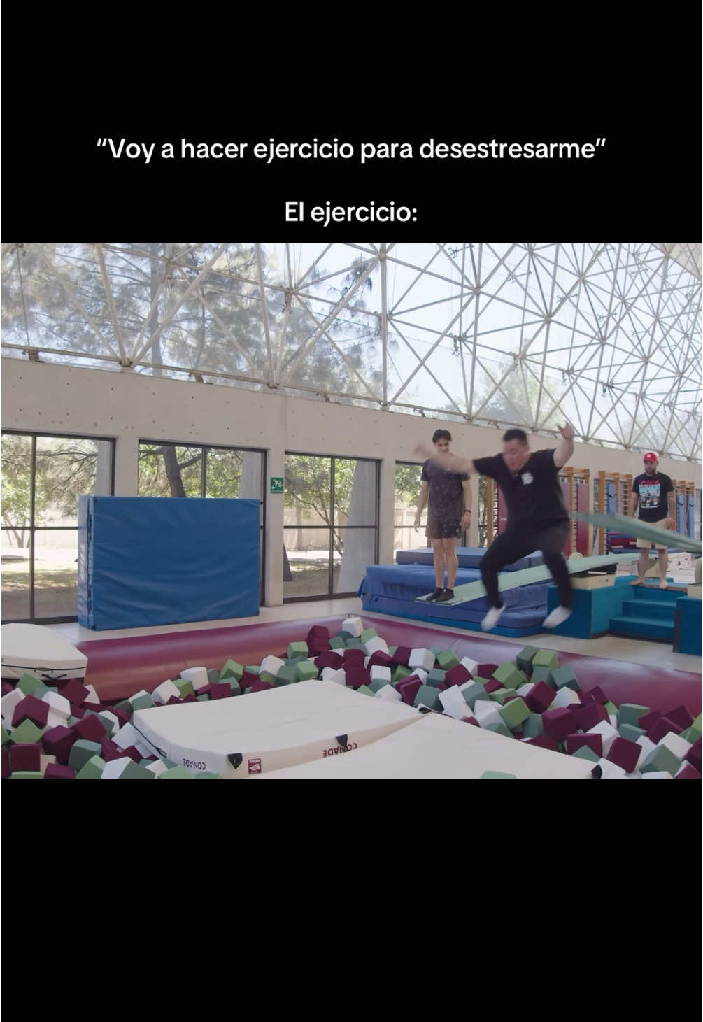 A post by @francoescamillaofficial on TikTok caption: ¿Por qué el que graba no hace nada? #TirandoBarra con Osmar Olvera🔥 