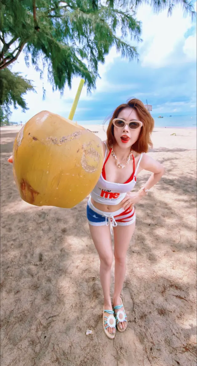 A post by @vietphuongthoa98 on TikTok caption: Bé đi biển ❤️❤️