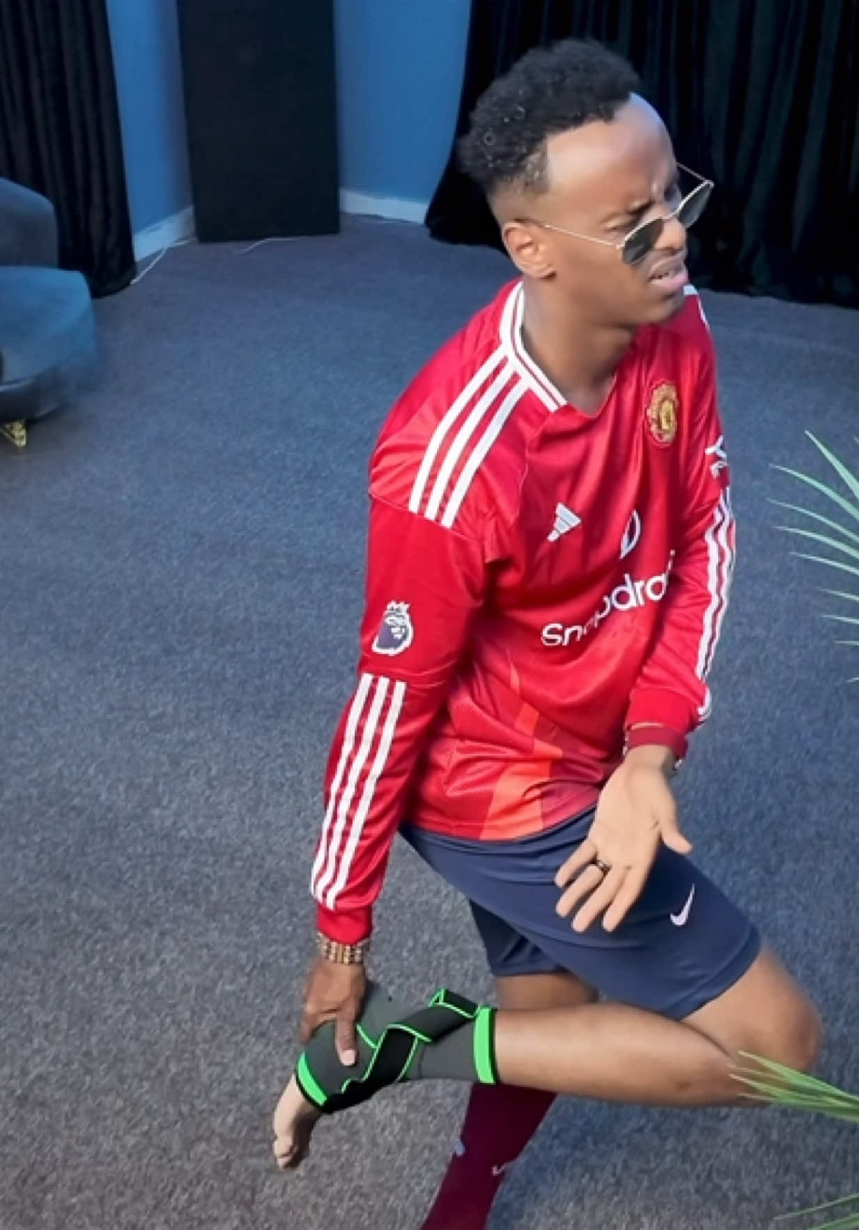 A post by @abdalajamaal on TikTok caption: Waar albaabka ii xidha dhawan wan soo kacayaaye ⚽️  #abdalajamaall #somlitiktok #somaliyoutubers #hargeisa #muqdisho #