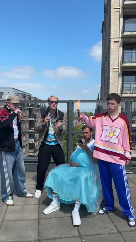 A post by @bankzitters on TikTok caption: Mensen dachten door de jerseys dat we vader zouden worden, dus we moesten deze wel maken 😂