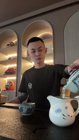 A post by @mix_1357 on TikTok caption: 能從暴雨中走出來的，靠的從來不是傘 #tiktok #tik_tok #推薦 #上推薦通知我 #pk #流量 