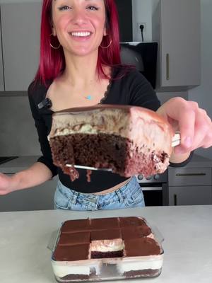 A post by @su_ice_ on TikTok caption: Schokocreme-Kuchen 😋🍫 Cr.@melissatee._  Zutaten für den Boden: 2 Eier, 100gr Zucker, 1TL Vanille/1x Vanillinzucker,  2EL Backkakao, 50ml Milch, 50ml Öl, 75gr Mehl, 1/2 Pck Backpulver und 1 kleine Tasse Milch für nachdem backen. Zutaten für die Creme: 300ml Sahne, 250gr Mascarpone, 2Pck Sahnesteif, 1,5EL Puderzucker(Im Orginalrezept sollte noch für die Menge an Creme 150gr Frischkäse dazukommen, hatte Ich aber nicht zuhause).  Die Creme wird geteilt, und ein Teil davon wird mit 2 EL Schokocreme vermengt, zur anderen Hälfte habe Ich noch zusätzlich Vanille Extrakt gegeben.  Für die Ganache lässt Ihr 70gr Sahne mit 50gr Bitterschokolade schmelzen. Das Ganze muss ordentlich gekühlt werden für ein perfektes Ergebnis.  Die erste Creme kam erst auf den Kuchen, nachdem er richtig abgekühlt ist, dann hab ich es erst eine Stunde kühlen lassen und dann die Schokocreme darauf. Die Ganache musste auch erst ordentlich abkühlen bevor es auf den Kuchen kommt. Der Kuchen ist mega lecker, auch wirklich einfach zuzubereiten, zwischendurch muss man halt einfach etwas geduldig sein mit dem Kühlen, aber es lohnt sich sowas von 😋❤️ Die liebe Melo hat hier eine größere Menge zubereitet, deshalb sind die Angaben unterschiedlich 🫶 #Foodtiktok #dessert #baking #chocolate #yummy #sweets #favoriterecipe #snack #baking #creamy #easysnack 