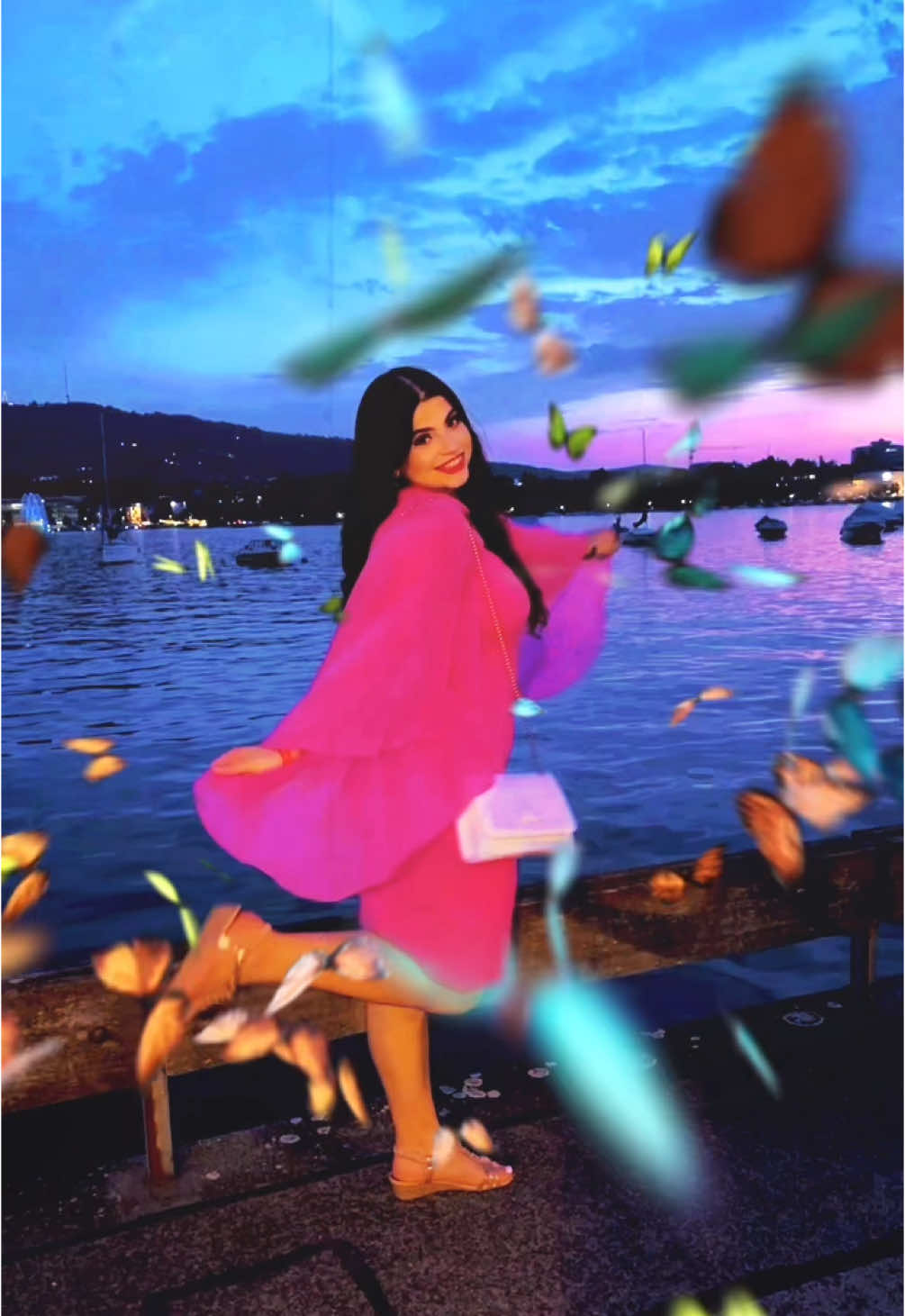 A post by @tugcedmr61 on TikTok caption: Yanıma gelsen?💗🙈
