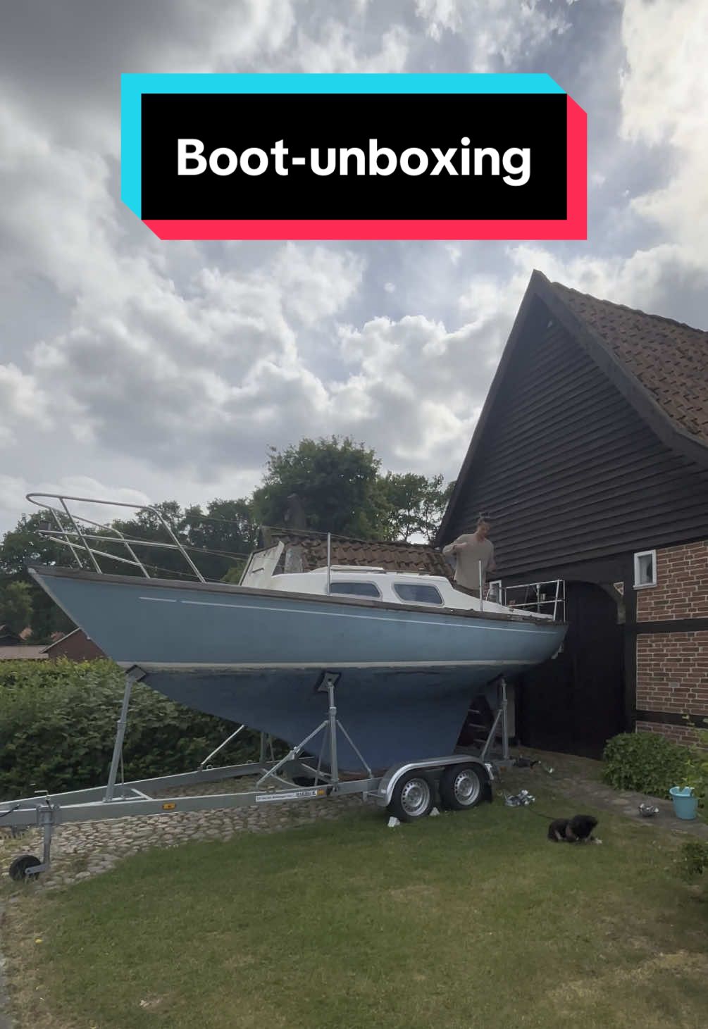 A post by @timrasch on TikTok caption: Erster Tag zurück, Boot unboxen mit Christina — Tape runter, Abenteuer startet! ⛵️ #BoatRestoration #SailingLife #ProjectBoat 