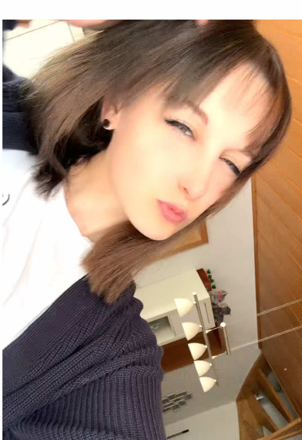 A post by @ on TikTok caption: Hello Me 😏✨🤎 #newhair #newhaircut #newhaircolour #lalala #splithair #brownhair 