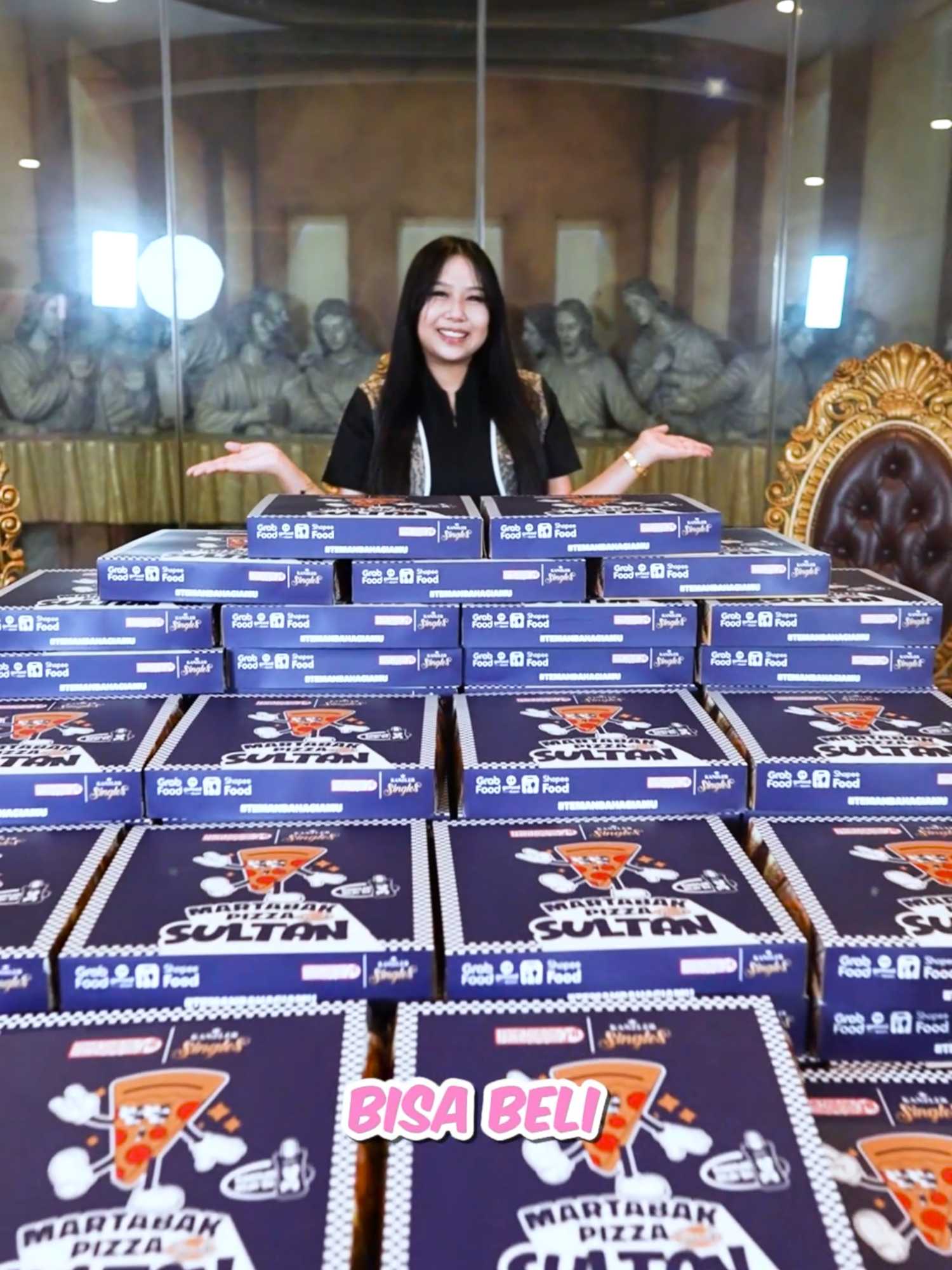A post by @siscakohl on TikTok caption: Lagi pengen nyemil tapi bosan sama yang biasa-biasa aja~ 🍴 Akhirnya aku coba Martabak Pizza Sultan Gurih, kolaborasi terbarunya Kanzler Singles x Martabak Pecenongan 78 😍🍕🌭 Teksturnya lembut, rasanya gurih, dan super creamy! ✨  Cocok banget buat dinikmati bareng keluarga atau temen-temen tersayang 💖 Wajib banget kalian cobain! 😋