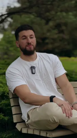 A post by @redazere on TikTok caption: Tout le monde n’a pas besoin de tout savoir. Garde certaines choses secrètes. Discrètement. Sache simplement que tout le monde ne te veut pas du bien. Laisse tes résultats parler pour toi. Ceux qui parlent de leurs rêves ou de leurs objectifs non atteints n’attirent que la jalousie inutilement. Il suffit d’un seul mauvais œil pour tout gâcher. Alors avance avec prudence.