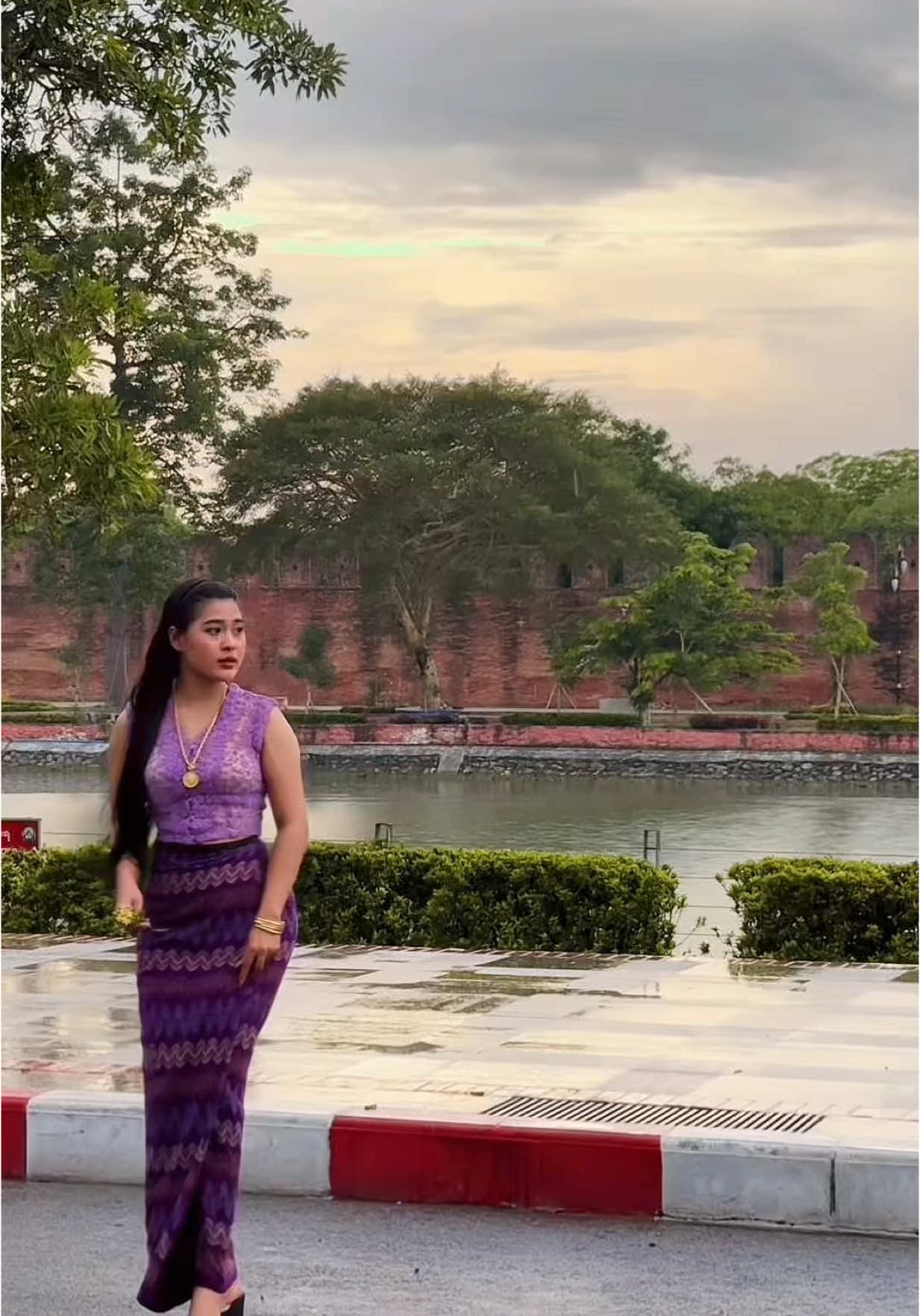 A post by @cherry2cherry on TikTok caption: အလွမ်းများနဲ့ မန္တလေး😔#ချယ်ရီ 