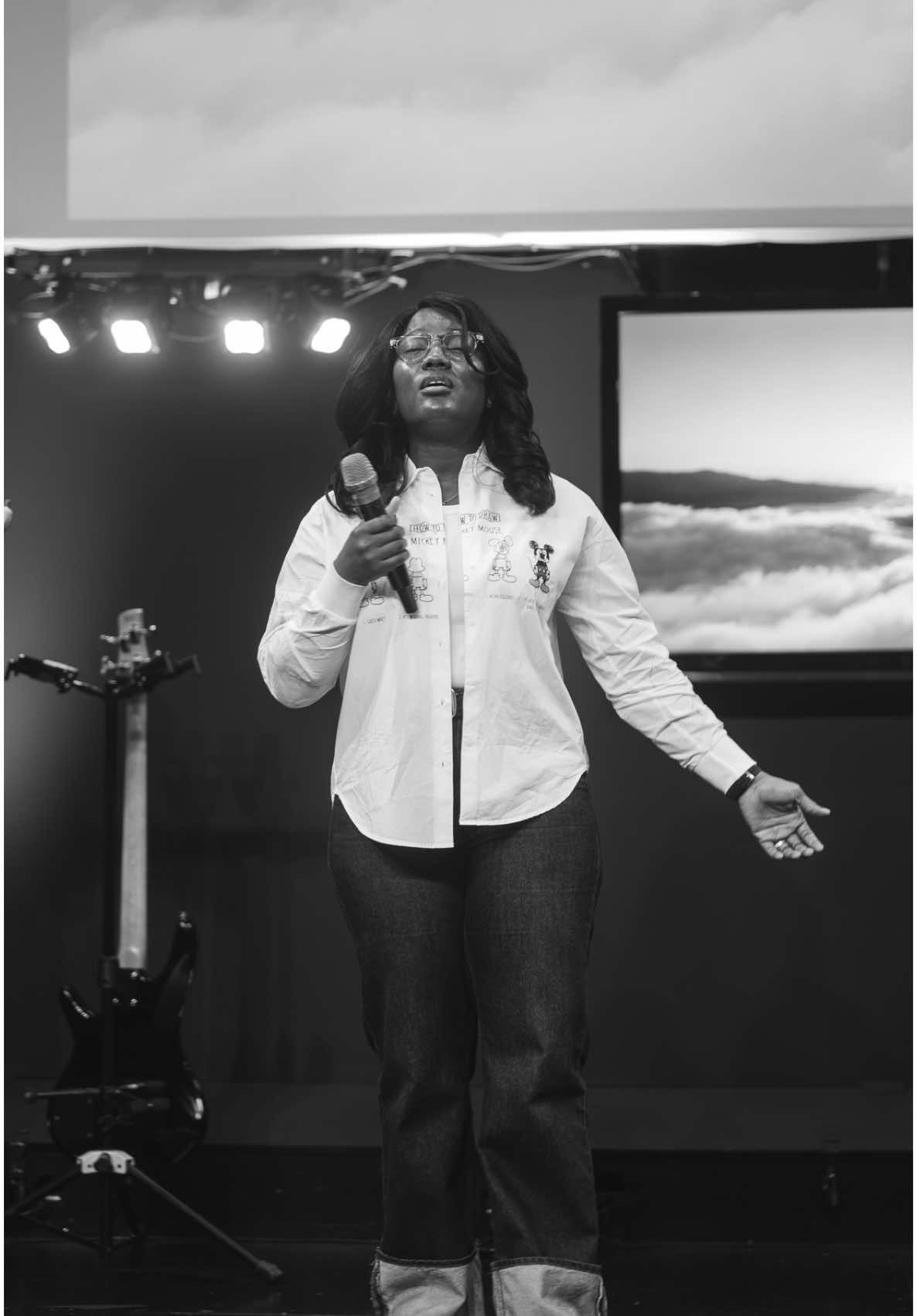 A post by @rosechristelle19 on TikTok caption: PUISSANT GUERRIER EST SON NOM #worship #worshipmusic #puissantguerrier #tiktokchretien 