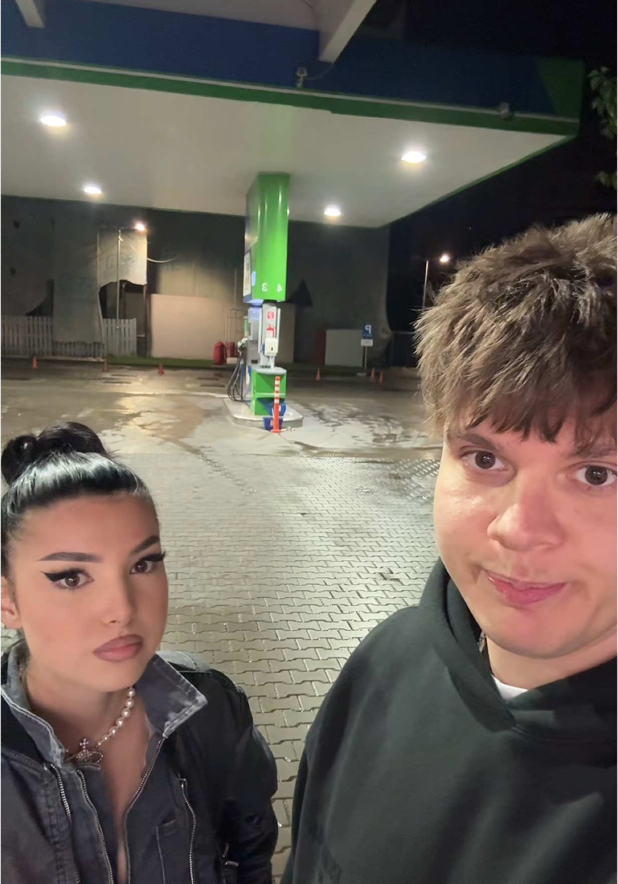 A post by @daviiidenko1 on TikTok caption: Stie cineva cum rezolv?  #fyp 