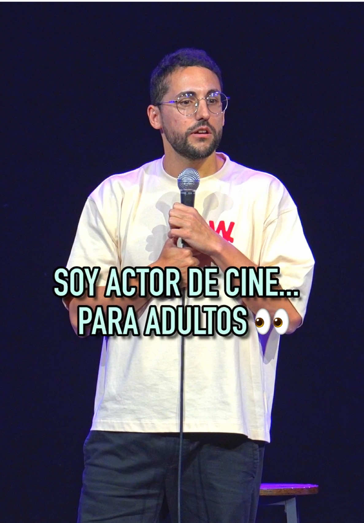 A post by @galdervaras on TikTok caption: LuziANO 🌈 #standup #humor #monologos #comedia #standupcomedy #crowdwork #monologo 