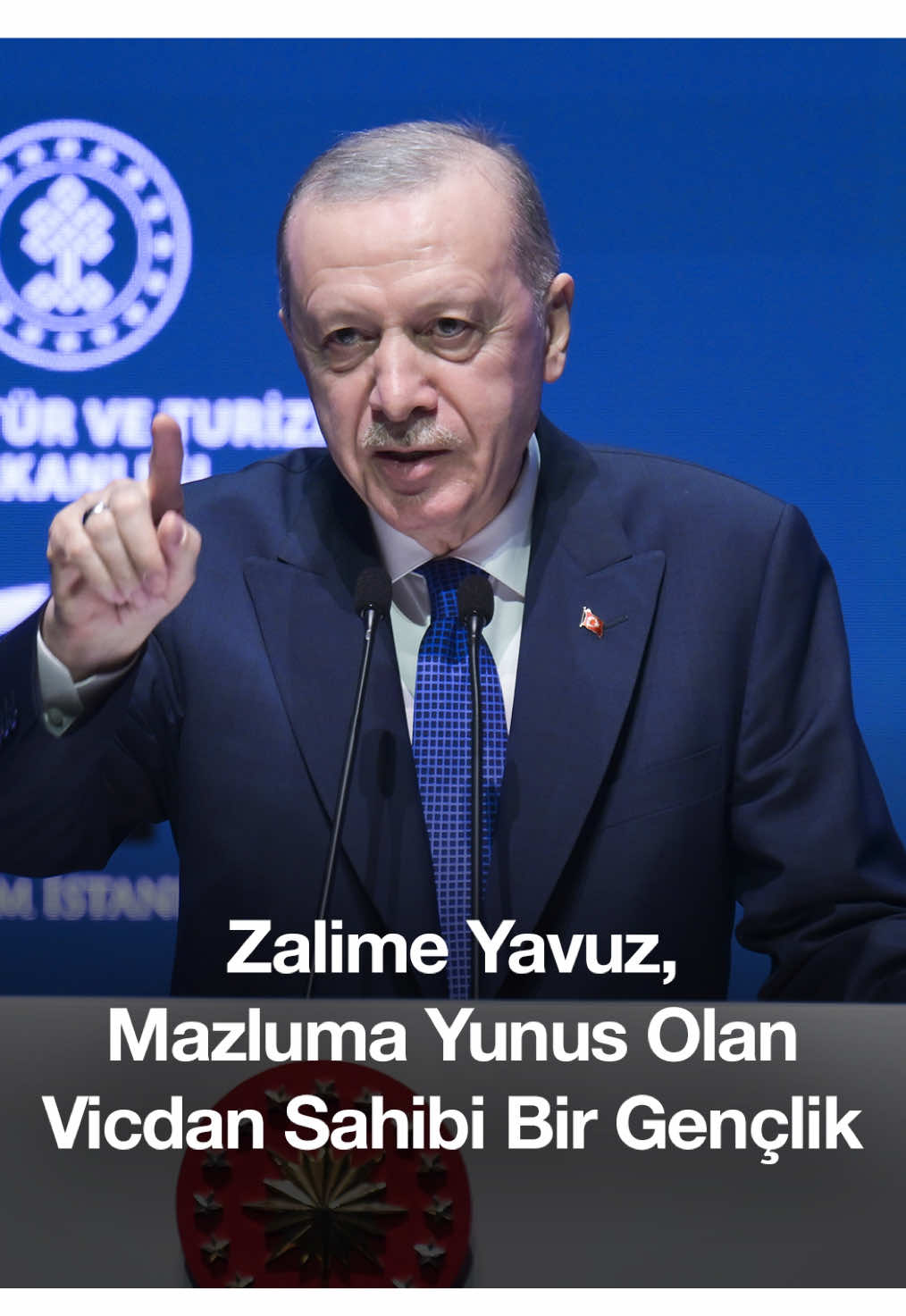 A post by @rtedijital on TikTok caption: Necip Fazıl’ın, yetişmesi için ömrünü vakfettiği gençlik zalime Yavuz, mazluma Yunus olan öz güven ve vicdan sahibi bir gençlikti. Şunu büyük bir memnuniyetle söylemek isterim ki Üstat’ın çektiği çilelerin hiçbiri boşa gitmemiş, ektiği bütün tohumlar meyveye durmuştur.