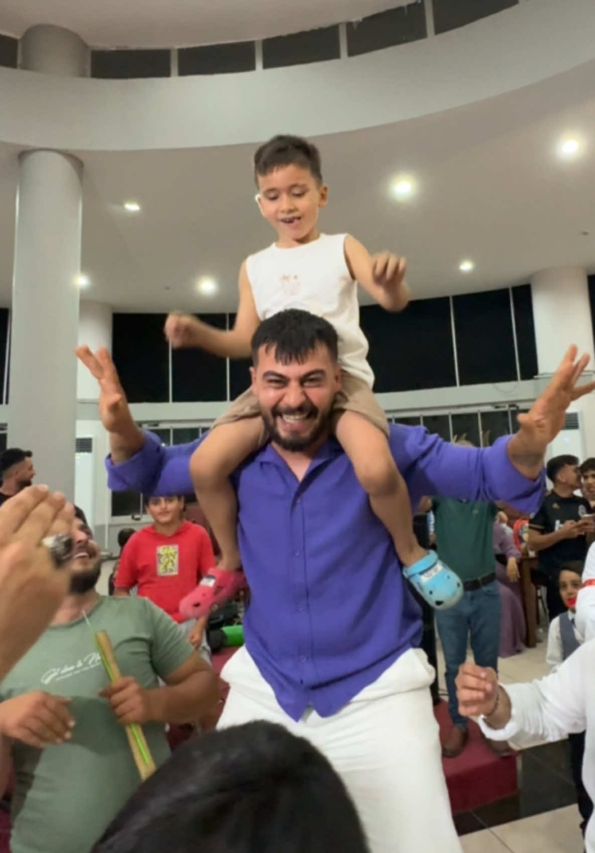 A post by @enescinpolat on TikTok caption: ÖYLE BİR GELİYORKİ 😂( aaaaa)#enescinpolat #geliyor 