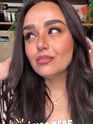 A post by @monicamakaco on TikTok caption: La mezcla ideal sí existe. Este lip combo es el secreto para unos labios hermosos 💋 #makeup #labiosperfectos #lipcombo