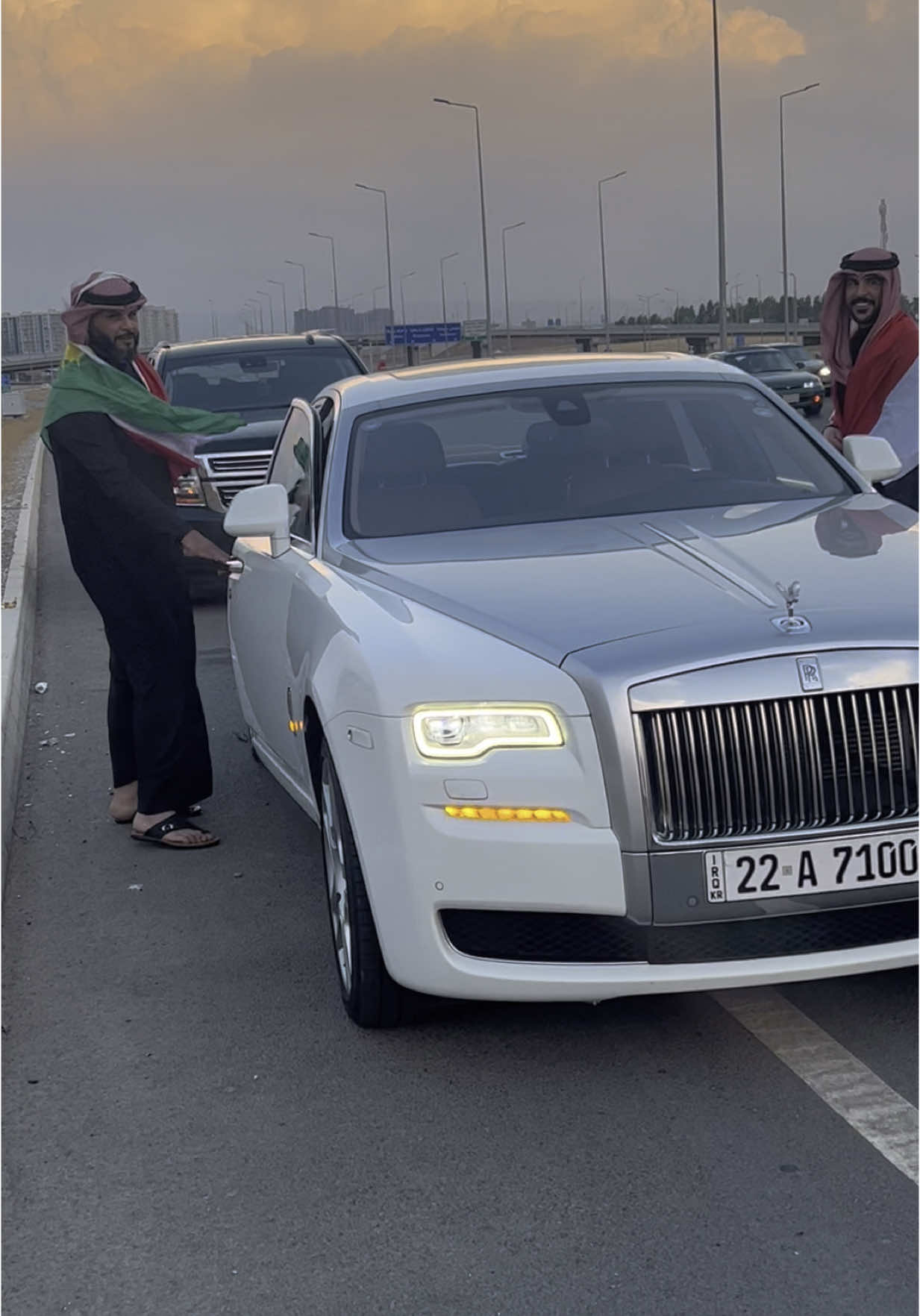A post by @mo_franco on TikTok caption: #فرانكو #مطعم_فرانكو  #حسحس  الله يفرج عنك ومع الاسف على كل مشهور ما يوقف وياك واني وياك للموت حتى لو اي خلاف صار بينا تبقى اقارب وصديق 